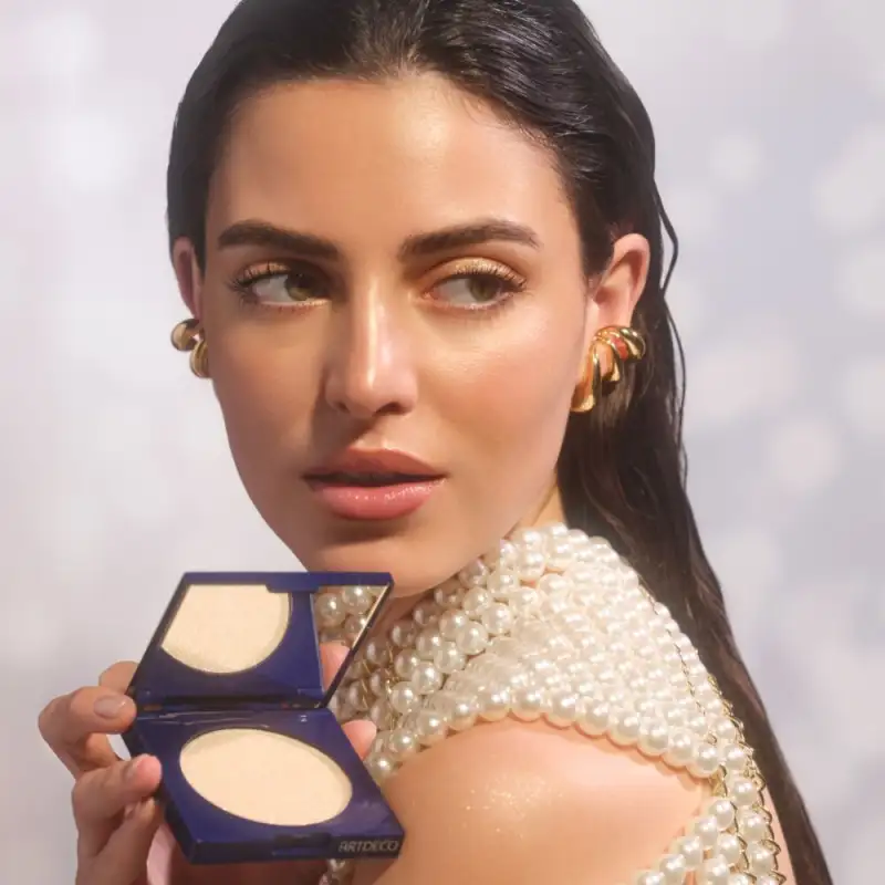 Maquillage lumineux réalisé avec une poudre ARTDECO