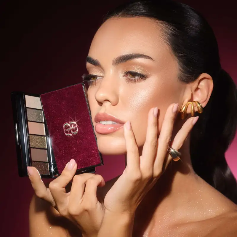 Modèle présentant une palette de maquillage ARTDECO