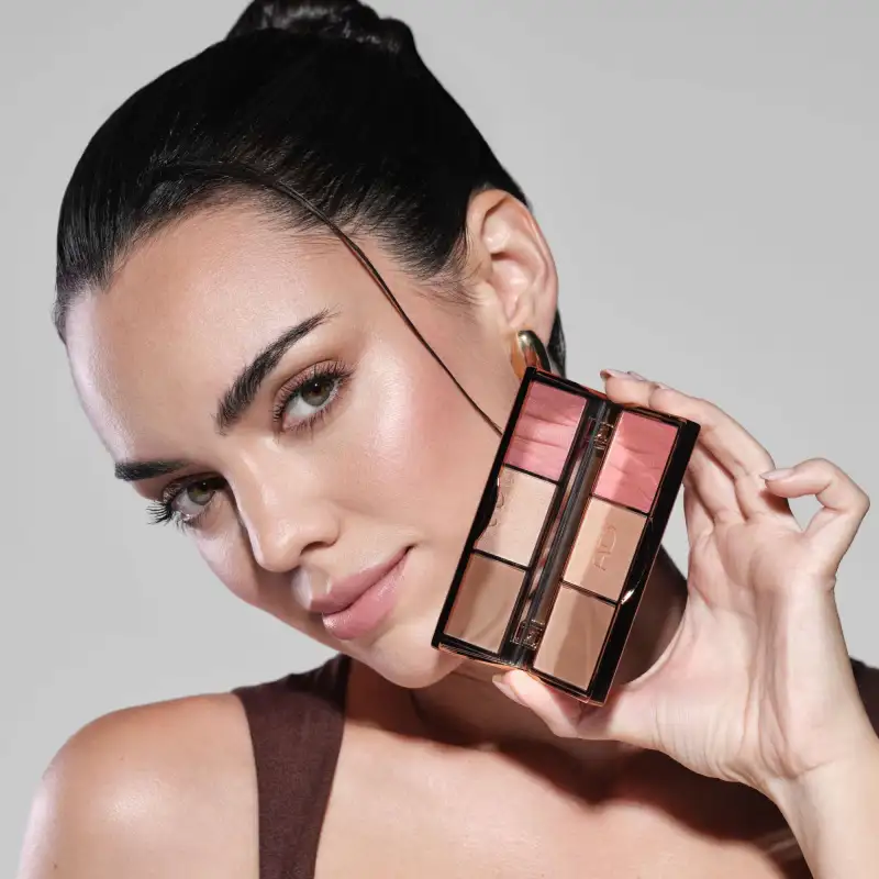 Modèle avec une palette de teint ARTDECO